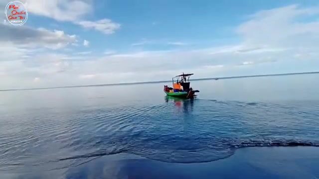 Рыбацкое утро на Фукуоке: лодки приносят свежий улов к берегу Зыонгдонга