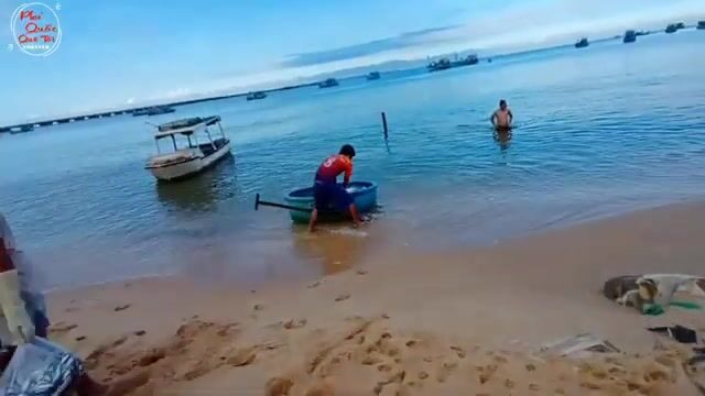 Рыбацкое утро на Фукуоке: лодки приносят свежий улов к берегу Зыонгдонга