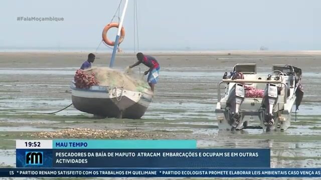 Непогода в заливе Мапуту: рыбаки оставляют лодки у берега и ремонтируют сети перед новым выходом