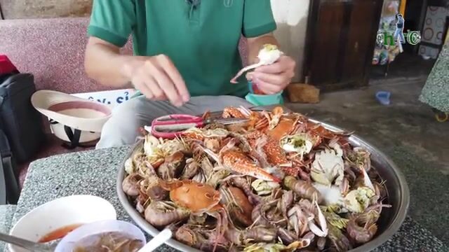 Рыбацкое утро в Лонгхае: лодки с сельдью и крабами возвращаются к берегу Вьетнама