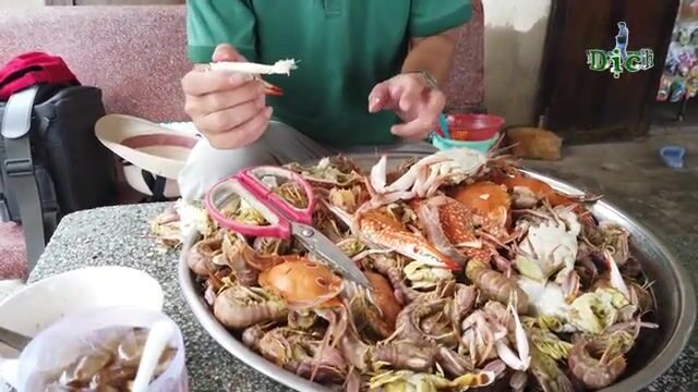 Рыбацкое утро в Лонгхае: лодки с сельдью и крабами возвращаются к берегу Вьетнама