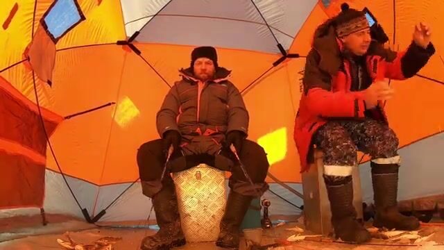 Навага в бухте Труда на Русском острове: палатка на льду, морской червь и ужин после рыбалки