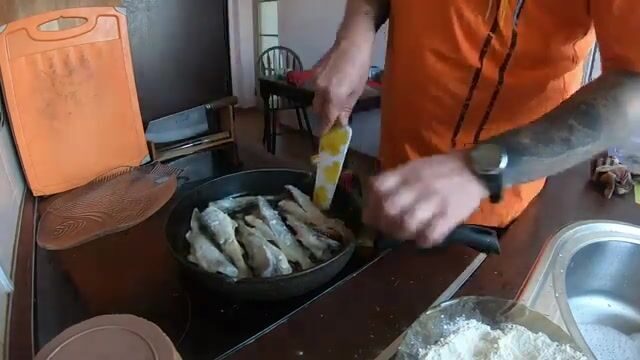 Навага в бухте Труда на Русском острове: палатка на льду, морской червь и ужин после рыбалки