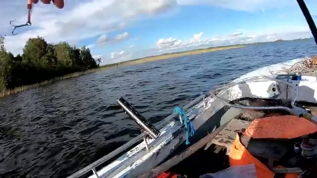 Троллинг и джиг на Онежском озере при низком давлении: проверяем клев и ловим окуня на воблер