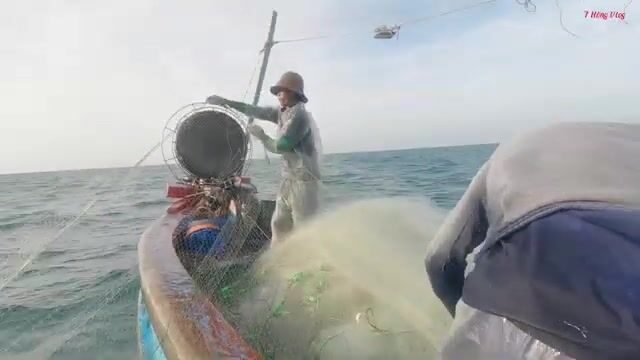 Ночной выход рыбаков из Фыоктиня у Лонгхая: постановка сетей, разбор улова и возвращение к рынку
