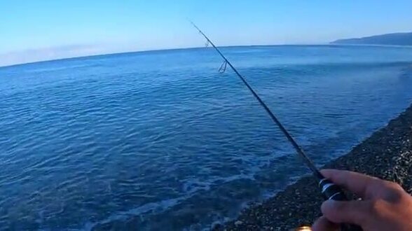Микроджиг с берега в Алахадзы: утренняя рыбалка на морского карася и барабулю в Абхазии