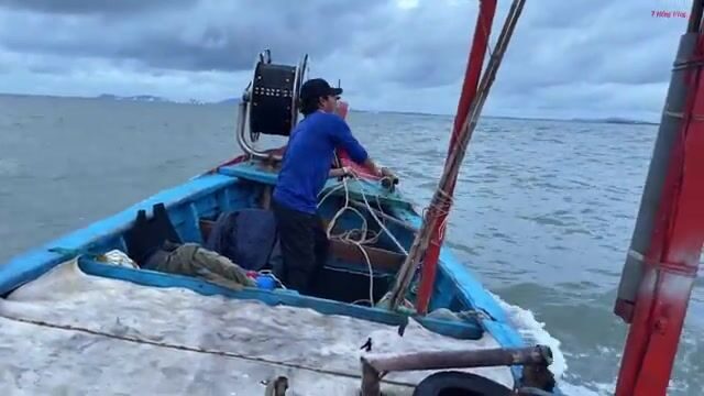 Морская рыбалка с бамбуковым удилищем у Лонгхая: червь на крючке и утренний выход на лодке