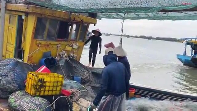Морская рыбалка с бамбуковым удилищем у Лонгхая: червь на крючке и утренний выход на лодке