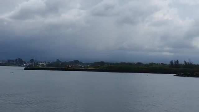 Береговая рыбалка в Экваториальной Гвинее: поиск стаи у пирса и четыре рыбы за вечер