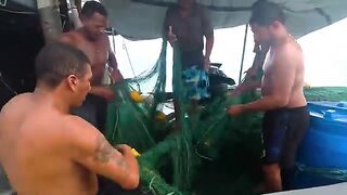 Рыбалка с местными жителями на тихоокеанском берегу Эквадора и утренние поклевки перед жарой