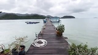Ночевка у воды и рыбалка возле комнаты в Салак-Пхете на Ко Чанге во время дождливого сезона