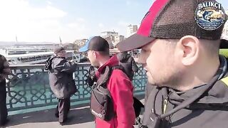 Мартовская ставрида на Галатском мосту в Стамбуле: рыбалка самодуром и улов за два часа