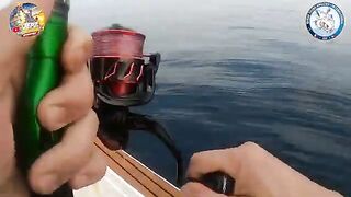 Большая компания на рыбалке из Аль-Рувайса с подъемом морской рыбы и возвращением к вечеру