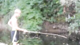 Шуточная рыбалка на реке Кудепста в Сочи: самодельные удочки и необычная наживка из бутерброда