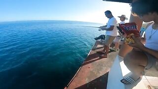 От рифовой рыбалки к крабам во дворе на Таити во время семейной поездки по острову