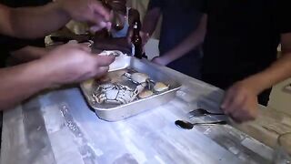 От рифовой рыбалки к крабам во дворе на Таити во время семейной поездки по острову