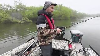 Чавыча весом 16,7 килограмма на Камчатке после поклевки на воблер и долгого восстановления у воды