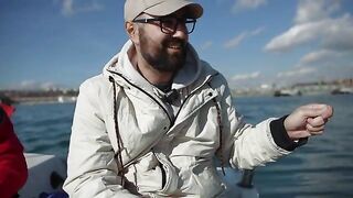 Рыбалка с лодки в Мраморном море у Стамбула: медленный троллинг после утреннего шторма