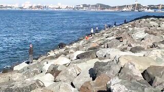 Утренний спиннинг под мостом во Владивостоке: береговая рыбалка на лакедру среди камней