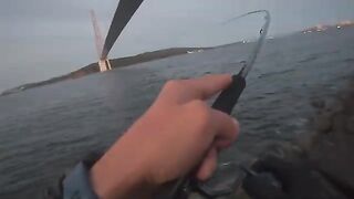 Утренний спиннинг под мостом во Владивостоке: береговая рыбалка на лакедру среди камней