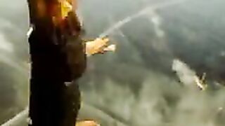 Первая крупная щука на плотвичку со льда в Наркунах в Беларуси и осмотр рыбы без взвешивания