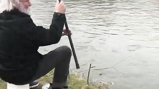 На берегу Марицы в Пловдиве с местными рыбаками и опарышем для ловли на городской реке