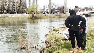 На берегу Марицы в Пловдиве с местными рыбаками и опарышем для ловли на городской реке