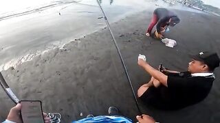 Кастинг у пирса Санура на Бали: забросы по поверхностному бою и поиск активной рыбы