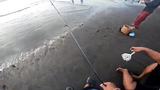 Кастинг у пирса Санура на Бали: забросы по поверхностному бою и поиск активной рыбы