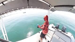 Морская рыбалка в Кувейте с лодки под тентом и сильными поклевками в открытой воде залива