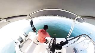 Морская рыбалка в Кувейте с лодки под тентом и сильными поклевками в открытой воде залива