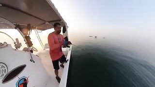 Морская рыбалка в Кувейте с лодки под тентом и сильными поклевками в открытой воде залива