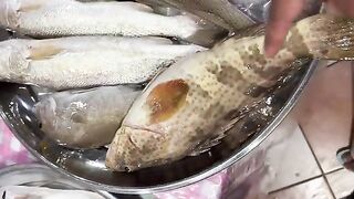 Морская рыбалка в Кувейте с лодки под тентом и сильными поклевками в открытой воде залива