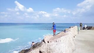 Рыбаки на утреннем пляже Хайфы: смотрим береговую ловлю в прибое Средиземного моря