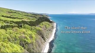 На остров Окусири возле Хоккайдо с нахлыстовой снастью и серфбордом по небольшим японским дорогам