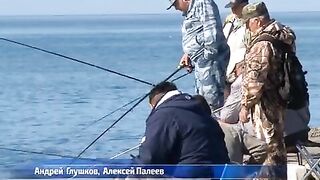 Корюшка у пирса Приморского бульвара в Холмске и разговоры с рыбаками о клеве и выходах в море