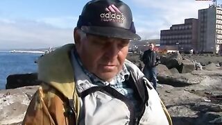 Корюшка у пирса Приморского бульвара в Холмске и разговоры с рыбаками о клеве и выходах в море