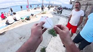 Пеламида на Босфоре у Бейкоза: многолюдный берег, разговоры с рыбаками и ожидание поклевки