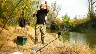 Осенняя рыбалка под Астраханью: крупная красноперка на поплавок в узкой речке