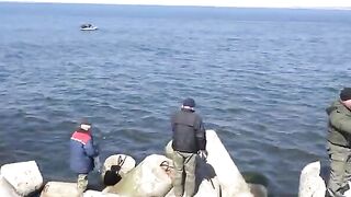За салакой на Северный мол Балтийска: рыбалка среди камней, найденная оснастка и ведерко улова