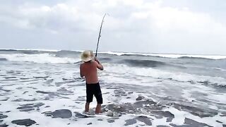 Сильная морская рыба у берега Никарагуа: вываживание в прибое и помощь друзей на пляже