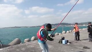 Первый крупный GT на Исигаки: рыбалка с волнолома, сильное вываживание и памятный подарок