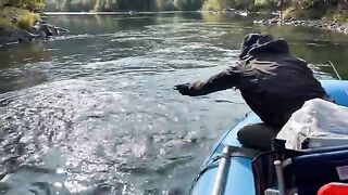 По удаленным рекам Камчатки на вертолете с первыми лососевыми рыбалками и обедом из свежего улова