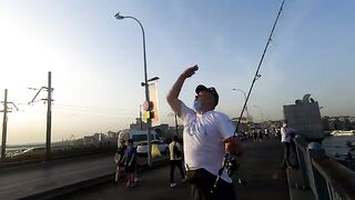 Ставрида с Галатского моста в Стамбуле: как местные рыбаки ловят на самодур и мелкие крючки