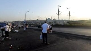Ставрида с Галатского моста в Стамбуле: как местные рыбаки ловят на самодур и мелкие крючки