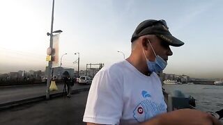 Ставрида с Галатского моста в Стамбуле: как местные рыбаки ловят на самодур и мелкие крючки