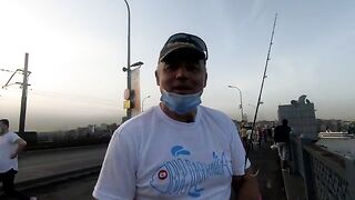 Ставрида с Галатского моста в Стамбуле: как местные рыбаки ловят на самодур и мелкие крючки