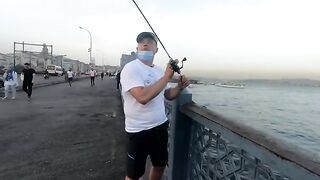 Ставрида с Галатского моста в Стамбуле: как местные рыбаки ловят на самодур и мелкие крючки