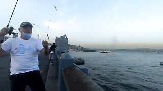 Ставрида с Галатского моста в Стамбуле: как местные рыбаки ловят на самодур и мелкие крючки