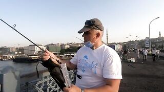 Ставрида с Галатского моста в Стамбуле: как местные рыбаки ловят на самодур и мелкие крючки